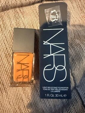 NARS Light Reflecting Foundation - Warm Tan la Serena